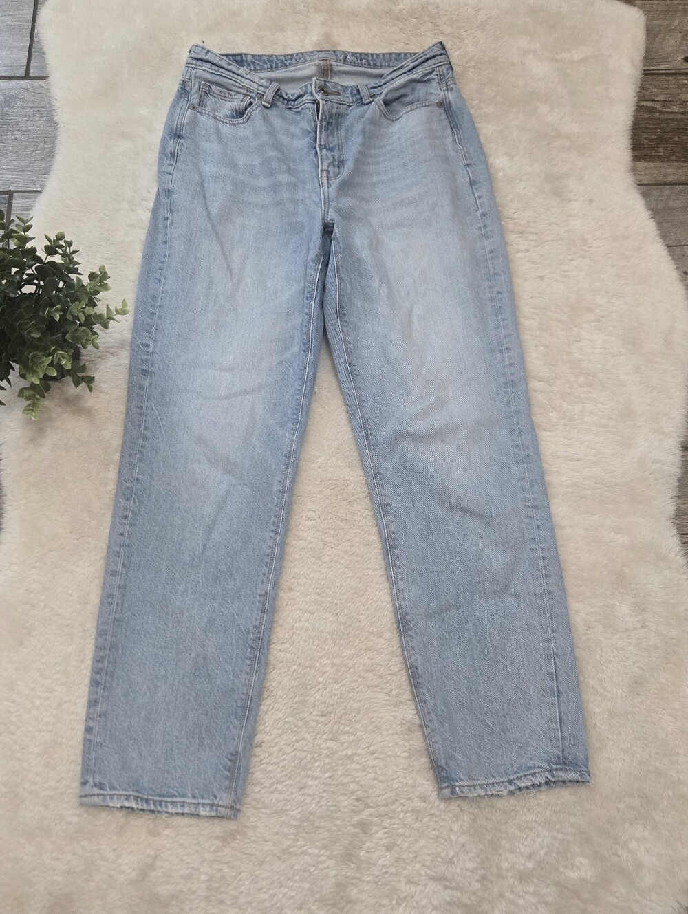 American Eagle Mom Jeans High-RIse Light Wash Coastal Casual 90s Jeans, 8